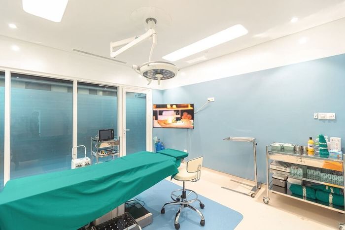 Sụp mí mắt – dấu hiệu lão hóa vùng mắt cần điều trị sớm tại Dr. Eye TP.HCM